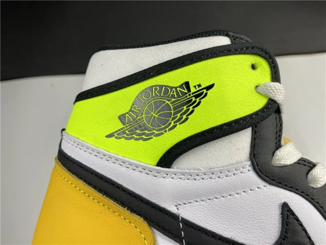 AJ 1 Retro High Og Volt Gold