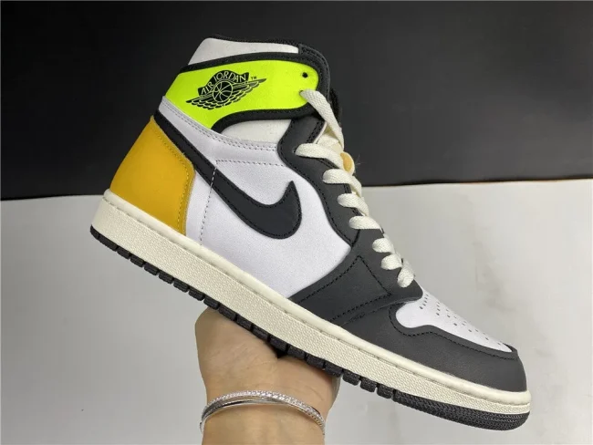 AJ 1 Retro High Og Volt Gold