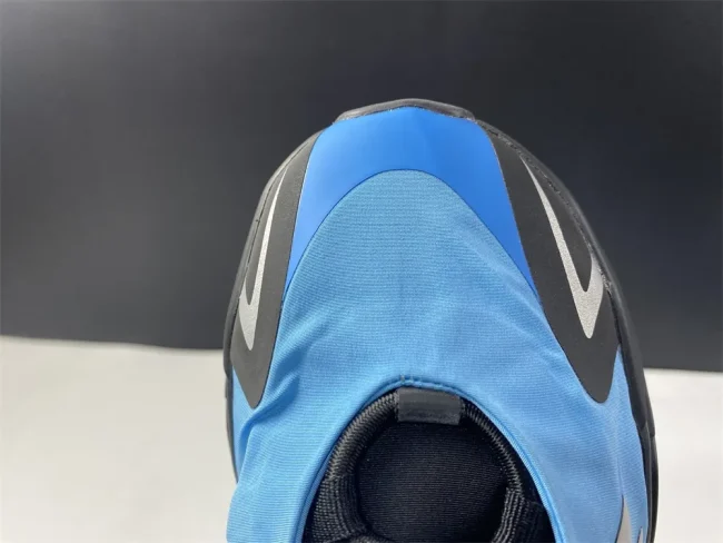 Yzy Boost 700 Mnvn Bright Cyan