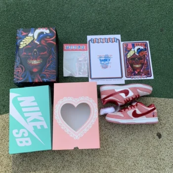 Strangelove X Dunk Low Sb Valentine's Day Special Box