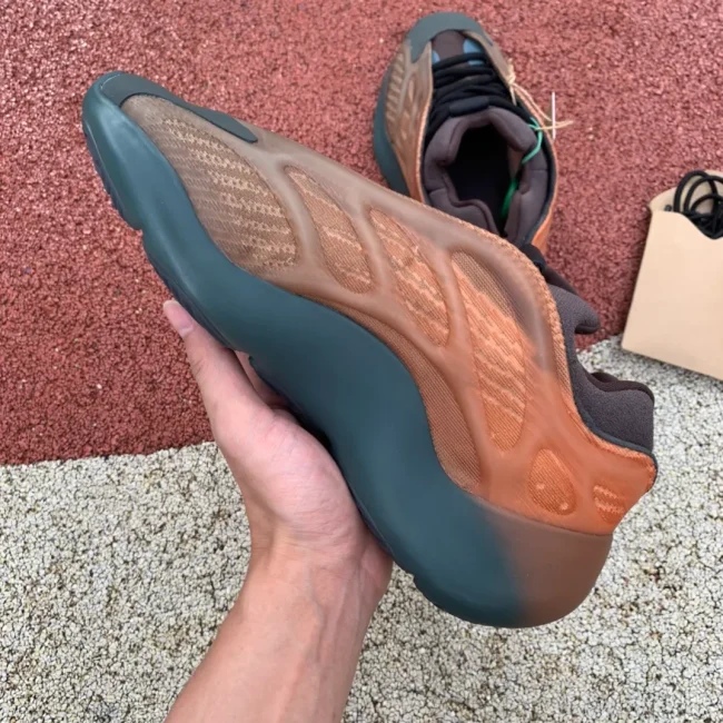 Yzy Boost 700 V3 Copper Fade