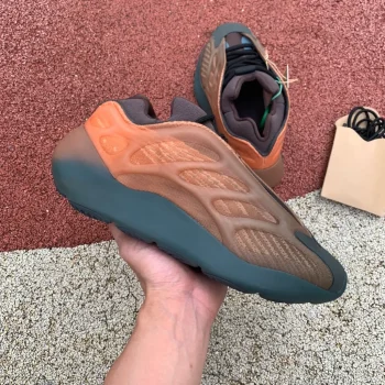 Yzy Boost 700 V3 Copper Fade